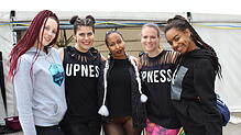Katie, Nathalie, Vanessa, Gina und Nay (v.l.) aus Stuttgart. Die Tänzerinnen von Wine 'n' Shine gaben beim Workshop einen Einblick in ...