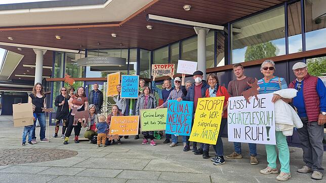 Sprechen sich gegen den Neubau der Albert-Merglen-Schule in der Schätzlesruh aus: Vertreter von Fridays for Future und der ...
