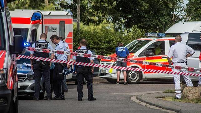 Zwei Menschen kamen in Leinfelden-Echterdingen (Baden-Württemberg) ums Leben. Vermutlich griff ein Mann eine Frau mit einem Messer an ...