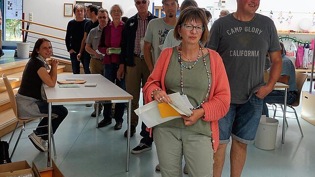 Der Andrang in den Wahllokalen, wie hier im Rotach-Kindergarten, war stellenweise sehr groß. Wahlhelferin Natascha Pieraccini (links) ...