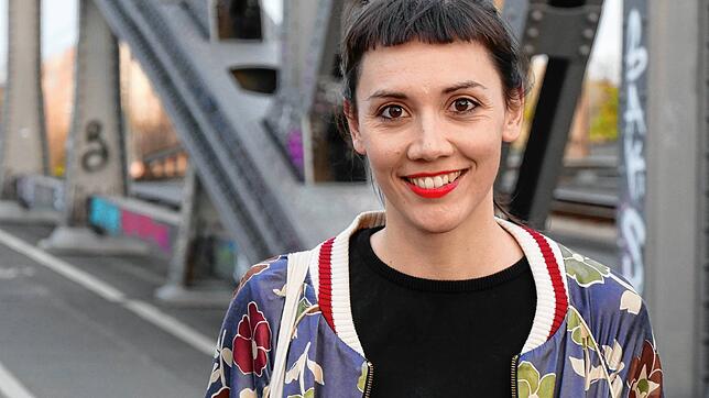 Miriam Götz lebt momentan in Berlin. Als freie Regieassistentin am Theater bekommt sie die Auswirkungen der Coronapandemie unmittelbar ...