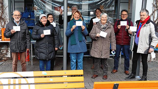 Das Team der Vesperkirche Singen überbringt Weihnachtspost mit einem Gutschein (v.l.): Willy Wagenblast, Eva Pal, Melanie Petsch, Udo ...