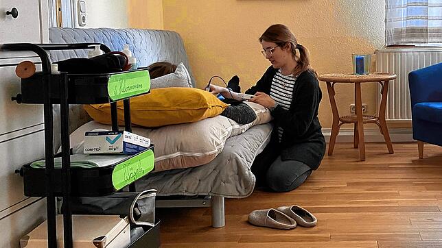 Hebamme Sophie Rudolph misst im Geburtshaus Ravensburg die kindlichen Herztöne mit einem Dopton. Seit Februar sind in den Räumlichkeiten ...