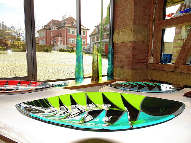 Die Fische aus Glas von Tine Gam Aschenbrenner faszinierten die Besucher bei der Vernissage am Sonntag.