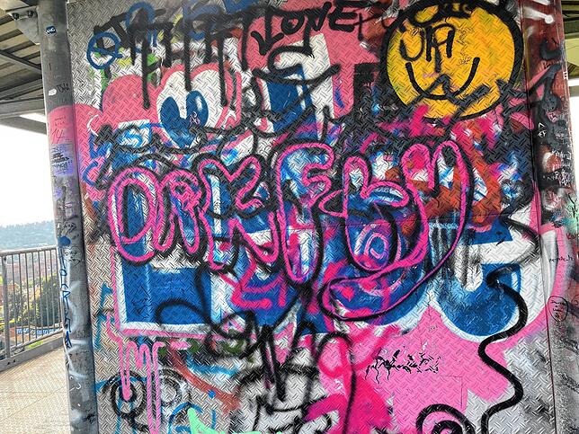 Vor dem Abstieg gibt es noch Graffiti-Kunst zu bewundern.