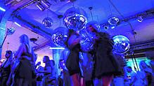 Dutzende Menschen tanzen zur Musik im Club Kantine in Ravensburg. In Clubs und Diskotheken müssen Ungeimpfte nach den aktuellen Regeln ...
