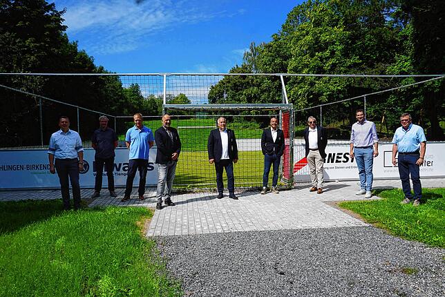 Sie freuen sich über das neue Soccerfeld in Berau, das von den begeisterten jungen Kickern gut angenommen wird (von links): ...