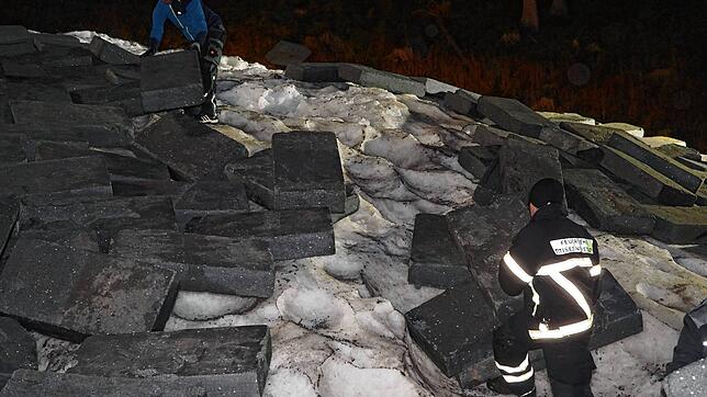 Zur großen Helferschar stoßen Feuerwehrmänner hinzu, um die Isolier-Abdeckung des künstlichen Schwarzwald-Gletschers abzunehmen.