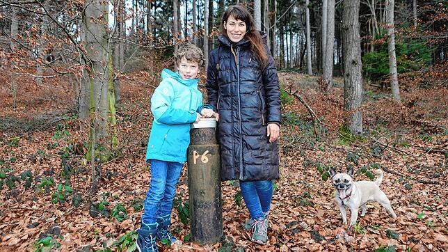 Als Linda Hartmann im Wald bei Hegne unterwegs ist, fallen ihr rote und graue Säulen auf. Hier ist sie mit Sohn Louis und Hund Abby zu ...