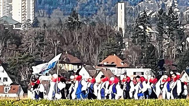 Umweltschonend zur Fasnet: Villinger Glonkis machen sich Anfang Januar, als gerade kein Schnee lag, auf zum Marsch über das Laible nach ...
