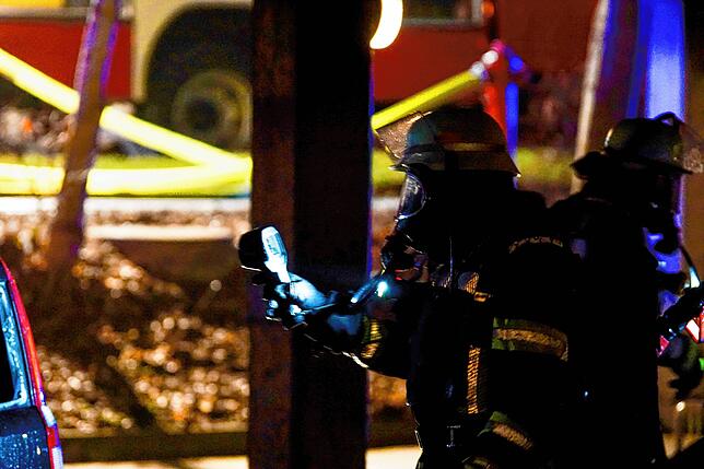 Der Brand ist gelöscht. Einsatzkräfte bei den Nacharbeiten.
