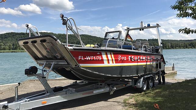 Das Mehrzweckboot der Waldshut-Tiengener Feuerwehr am Rheinufer.