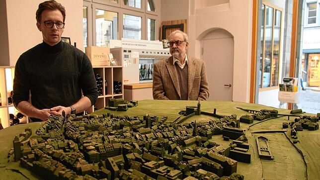 Von der Rhybadi bis zum Schwabentor: Felix Brörken (l.) und Peter Jezler vor dem Stadtmodell aus Styrodur. Nun soll es in Bronze ...