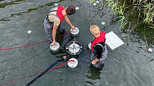 Mit einem Skimmer konnten die Einsatzkräfte den ausgelaufenen Diesel von der Wasseroberfläche absaugen.