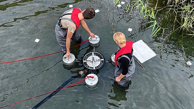 Mit einem Skimmer konnten die Einsatzkräfte den ausgelaufenen Diesel von der Wasseroberfläche absaugen.