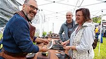 Scharf: Diese beiden Messebesucher interessieren sich für die hochwertigen Messer von Jens Nettlich (links). Fotos: Ursula Freudig