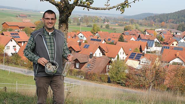 Immer wieder findet Ansgar Barth auf seiner Streuobstwiese am Bräunlinger Otilienberg diverse Hinterlassenschaften. Jetzt greift er zu ...