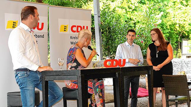 Lebhafte Diskussionen gab es beim CDU-Stadtgespräch (von links) mit dem CDU-Bundestagsabgeordneten Felix Schreiner, der ...