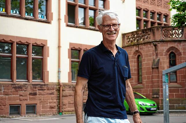 Stadtführer Willy Riegger kann bei seiner Führung &bdquo;Altstadthäuser in Waldshut&ldquo; viele spannende Geschichten erzählen.
