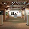 Blick in den Ausstellungsraum, in dem die Werke der Hans-Thoma-Preisträger versammelt sind. Bilder: Bernd Schumacher