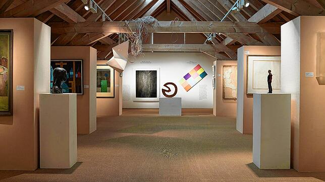 Blick in den Ausstellungsraum, in dem die Werke der Hans-Thoma-Preisträger versammelt sind. Bilder: Bernd Schumacher