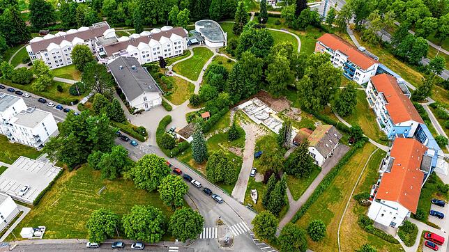Blick auf die Anlage des Altenheims St. Lioba mit schöner Grünanlage in der Roten Gasse. Links die Gebäude des Seniorenheims, rechts die ...