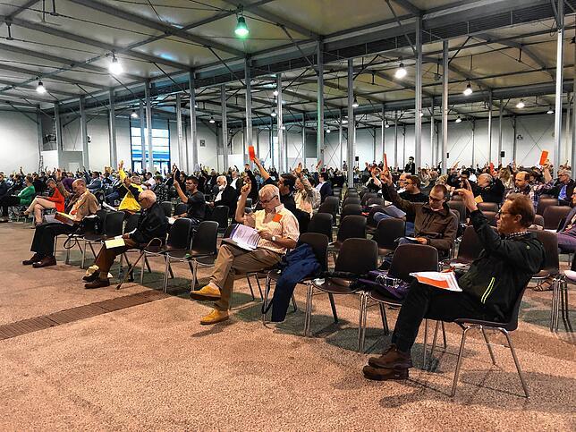 Bild 10: Raphael Rabe gewinnt die Nominiertenwahl der CDU für den Landtag und wird Nachfolger von Karl Rombach. Knapper konnte das Ergebnis allerdings nicht sein