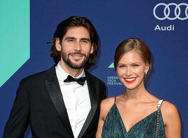 Sänger Álvaro Soler und Model Melanie Kroll haben 2023 geheiratet. Sie werden bald Eltern.