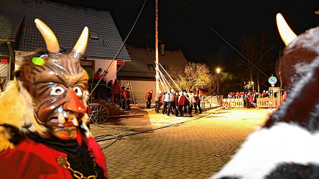 Mit dem Narrenbaum stellen wird das närrische Treiben am Freitagabend eröffnet.