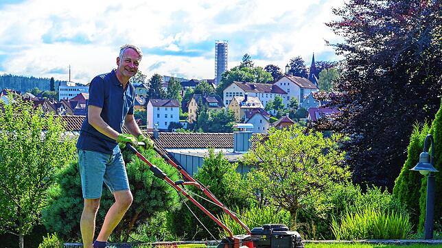 Bernd Karsten Rieger in seinem Garten vor der Kulisse der Stadt St.Georgen, die ihn vor Jahren freundliche aufgenommen hat. Als als ...