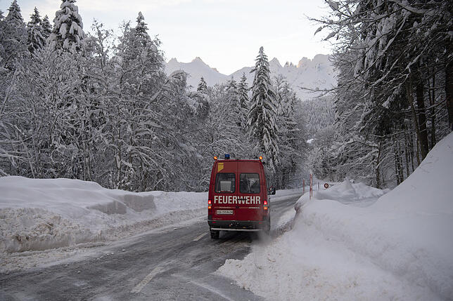 Ein Fahrzeug der Feuerwehr fährt auf der gesperrten Straße zur Schwägalp. Die Straße ist nach dem Abgang einer Lawine am Vortag gesperrt.
