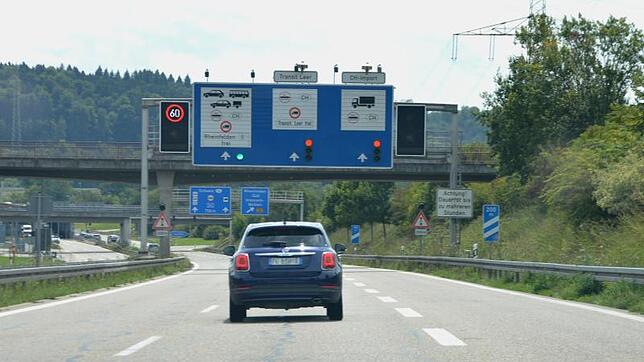 Eine rote Ampel auf der A 861 bedeutet: Anhalten!