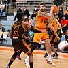 Der überragende Panthers-Center Waverly Austin (am Ball) musste kurz vor Schluss nach einem Foul das Feld verlassen. Bild: Roger Müller
