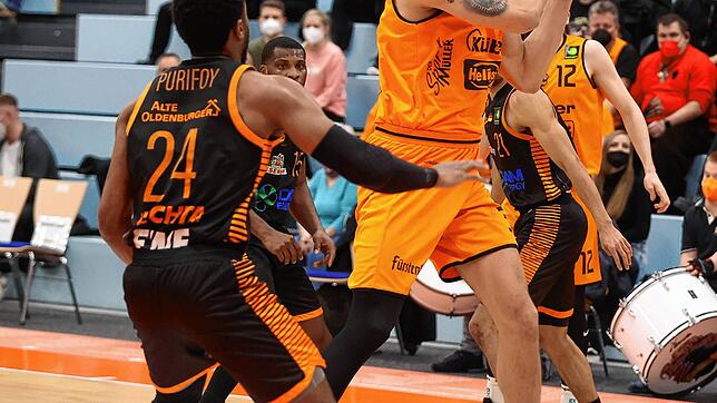 Der überragende Panthers-Center Waverly Austin (am Ball) musste kurz vor Schluss nach einem Foul das Feld verlassen. Bild: Roger Müller