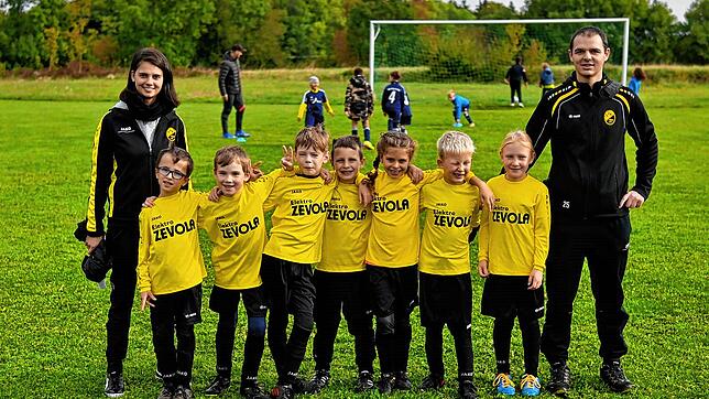 Der SV Nöggenschwiel möchte in Trainingszubehör seiner Jugendabteilung investieren. Im Bild die F-Jugend mit ihren beiden Trainern. ...