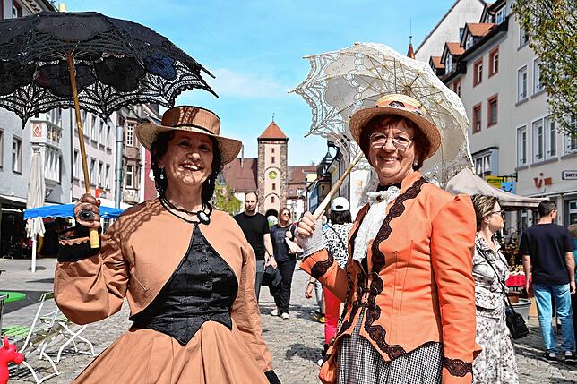 Auch Sissis Erben – hier in Gestalt von Sigrid Blöhe (rechts) und Jutta Schneider – sind am Sonntag in der Villinger Innenstadt unterwegs.