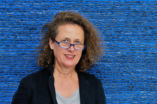 Blau ist ihre Farbe: Die Künstlerin Sabine Becker vor einem ihrer Werke.