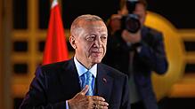 Der türkische Staatschef Recep Tayyip Erdogan hat sich am Tag der Stichwahl noch vor Auszählung aller Stimmen zum Sieger der ...