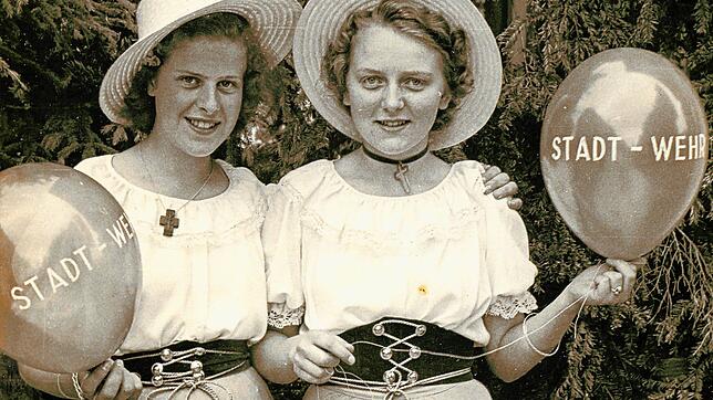 Mechthild Biesinger mit ihrer Freundin Irmgard Kuner bei der Feier der Stadterhebung Wehrs 1950: Damals war die 20-Jährige schon drei ...