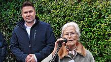 Gertrud Hartung, hier mit Bürgermeister Holger Mayer, hat ihre Großmutter noch kennengelernt. Fotos: Ingeborg Meier