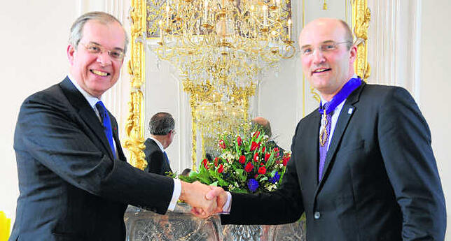 &bdquo;Ich bin gerührt&ldquo;: Universitätsrektor Ulrich Rüdiger (im Bild rechts) bei der Verleihung des Ehrenordens. Der französische ...