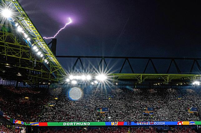 Ein heftiges Gewitter sorgte für eine Spielunterbrechung im Achtelfinale zwischen Deutschland und Dänemark.