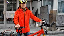Radkoordinator Patrick Heizmann vor dem Gebäude des Landratsamtes Waldshut in der Gartenstraße, in dem er sein Büro hat, auch im Winter ...