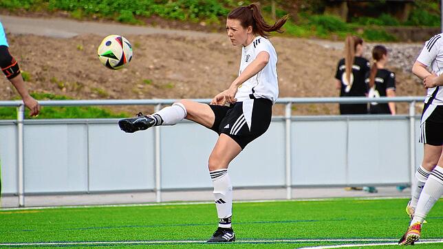 Die Kapitänin macht‘s: Anna-Lisa Butowski traf kurz vor Schluss vom Elfmeterpunkt und besiegelte den 1:0-Erfolg des SC Niederhof/Binzgen ...