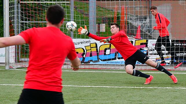 Wieder am Ball: Nicht nur beim FC RW Weilheim – hier ein Archivbild vom Corona-Training im vergangenen Jahr – kehren die ...