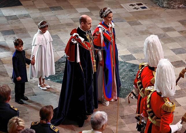 Prinz William und Kate sind jetzt Thronfolger: William, Prinz von Wales, und Kate, Prinzessin von Wales, gehen mit ihren Kindern ...