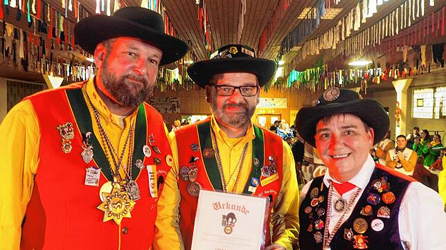 Uwe Narr (Mitte) darf sich über die Ernennung zum Ehrenrat freuen. Es gratulieren dazu der 1. Vorsitzende des Narrenvereins Neu ...