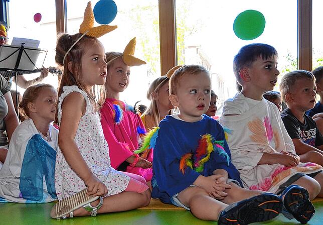 Bild 1: Bilder von der feierlichen Einweihung des Kindergartens Storchennest