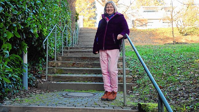 Irene Wickbold, neue Behindertenbeauftragte, zeigt an einer Treppe, wie problematisch es für Menschen mit einer Sehbehinderungen ist, ...