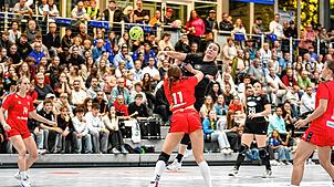 Stella Wendel vom SV Allensbach (Mitte) im Trikot der deutschen U18. Beim Testspiel in Steißlingen gegen die Schweiz.